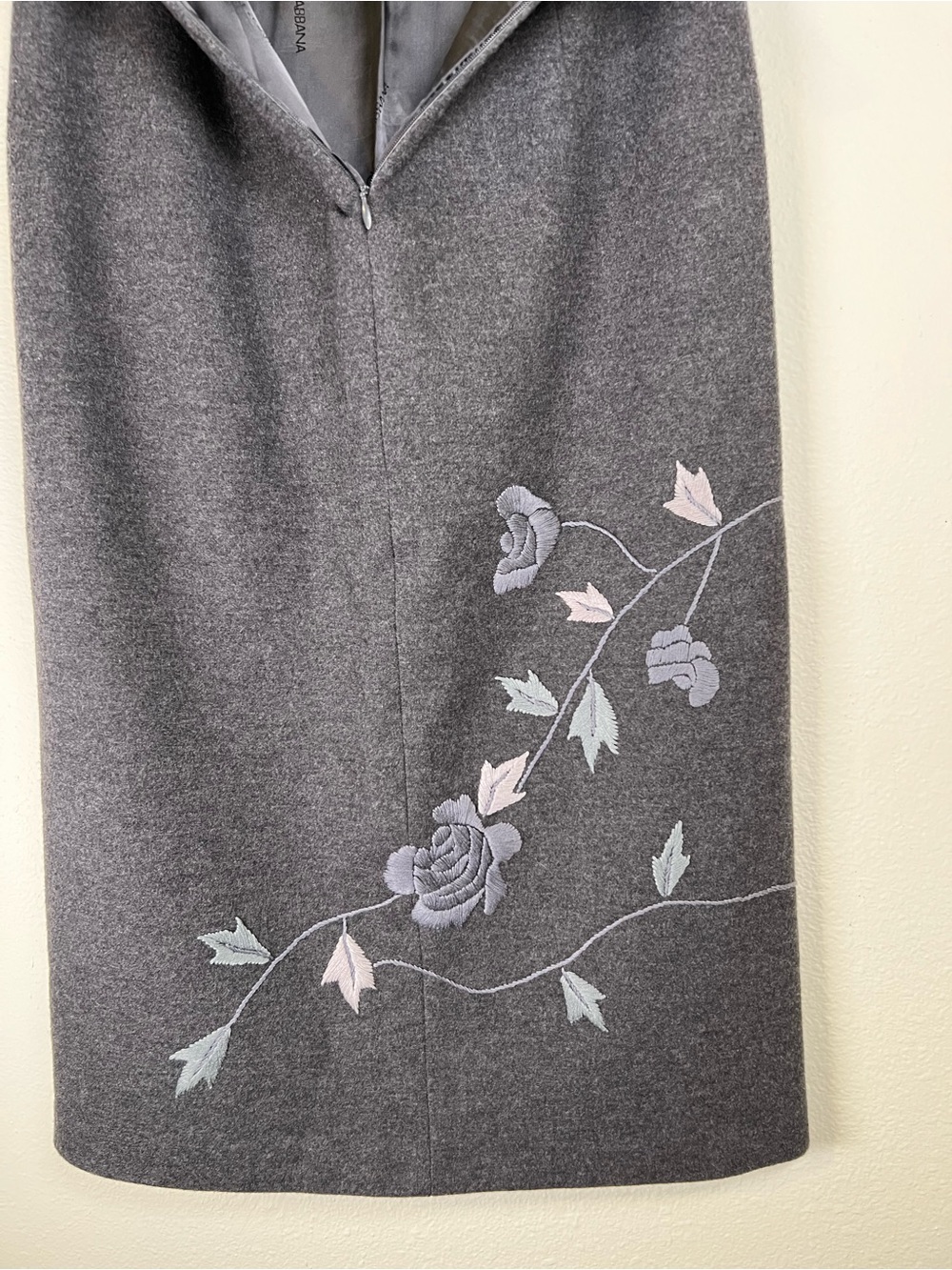 Vintage Dolce & Gabbana Charcoal Gray Midi Skirt with Floral Embroidery - Picture 5 of 7